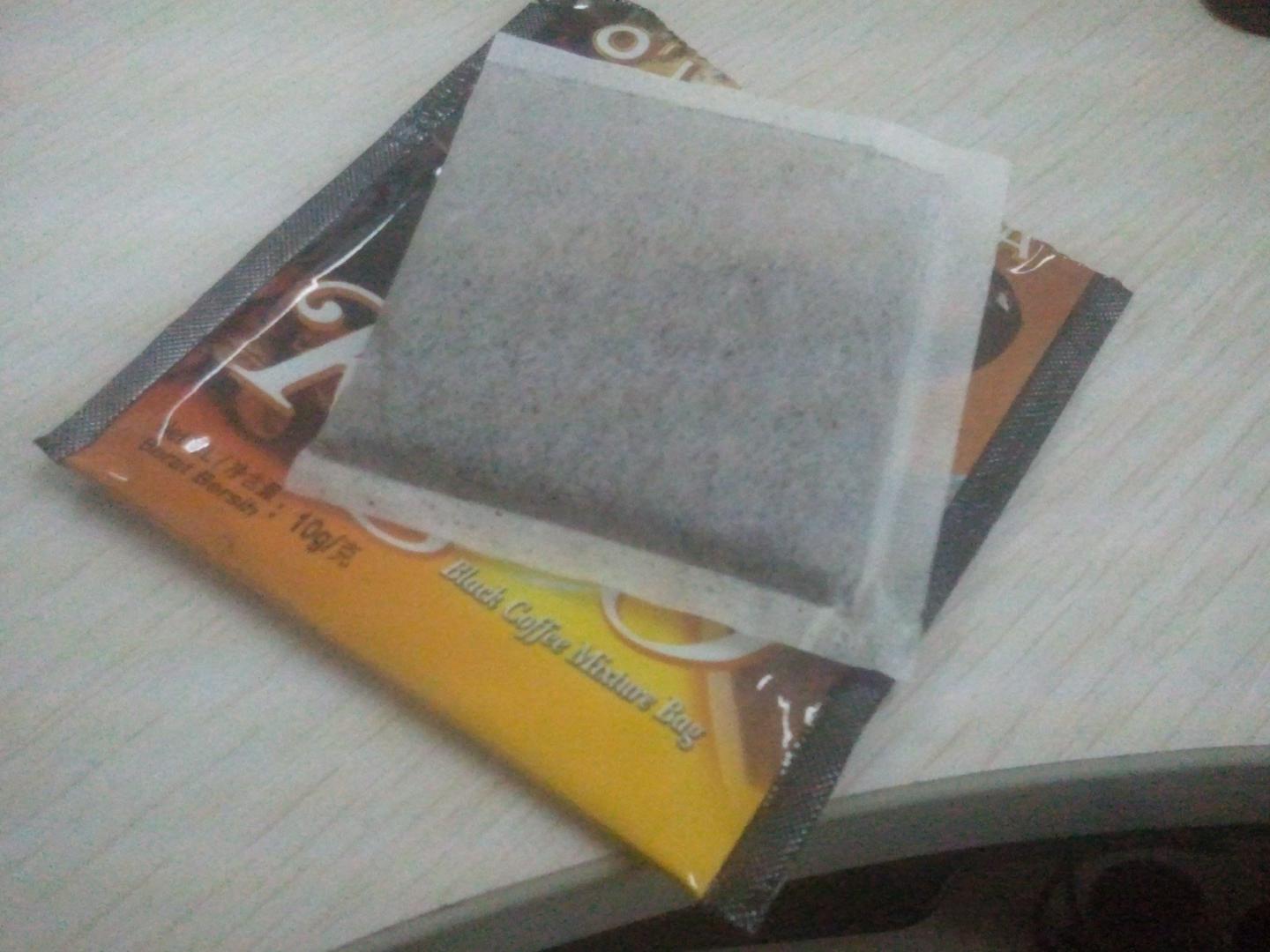 味道不错,挺香,看到有人评价挺苦的,但我没觉得太苦,也许是一直都有喝咖啡的原因。打开包装闻起来像咖啡豆,这跟雀巢很不一样。冲完比较浓。东西不错,就是贵了点。原来看着怎么也120g呢,还想可以分开喝,结果是袋泡装,像立顿茶那样分好的,只能喝12次。