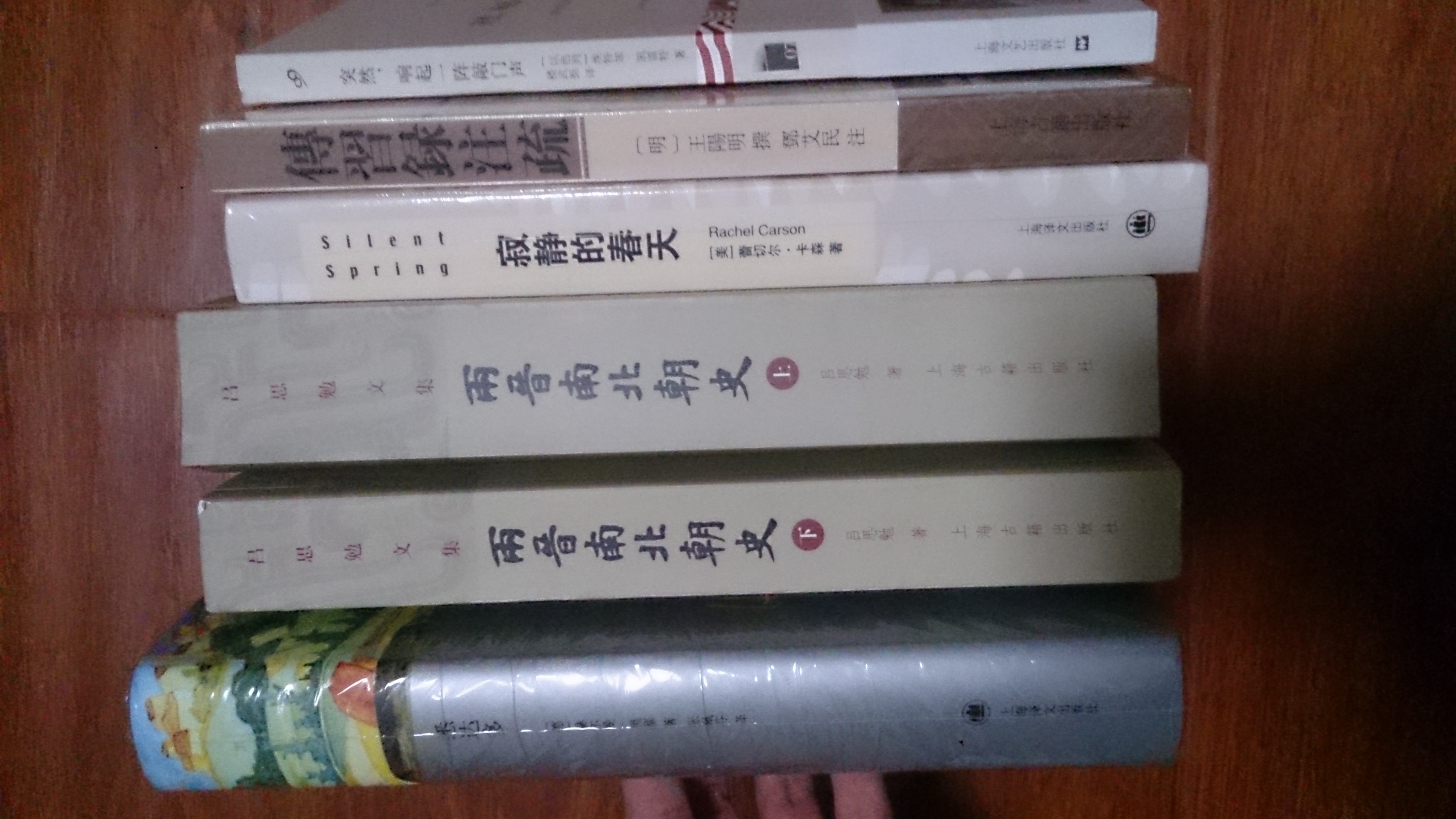 本书收入黑塞著名的中篇小说三则,即《悉达多》、《盖特露德》和《克诺尔普》。《盖特露德》通过两个极具才华的音乐家和一位年轻美貌女子间的一场三角恋故事,暗示出小说主题:男主人公情场失意,却促使了他艺术的创造。《克努尔普》被黑塞称为"我最喜爱的小说",它展示了上世纪德国一小镇的风俗图景,斯·茨威格赞这部充满感伤之情的作品说:"书里有一个德意志国家,是从来还没有人认识到的,就连我们自己也不例外。"主打篇《悉达多》叙述一个婆罗门贵族青年寻求人生真谛的一生,他从锦衣玉食到游方为僧,又从骄奢淫逸到摆渡济事,最终悟道成佛。小说被誉为黑塞思想和其文学作品的精华,是具有世界性影响的成功之作。