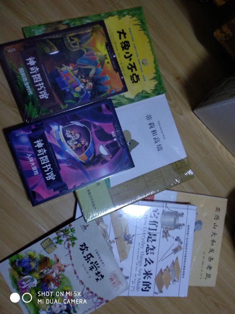 趁着活动又囤一堆书,经典的绘本,孩子很喜欢。希望以后多做活动。