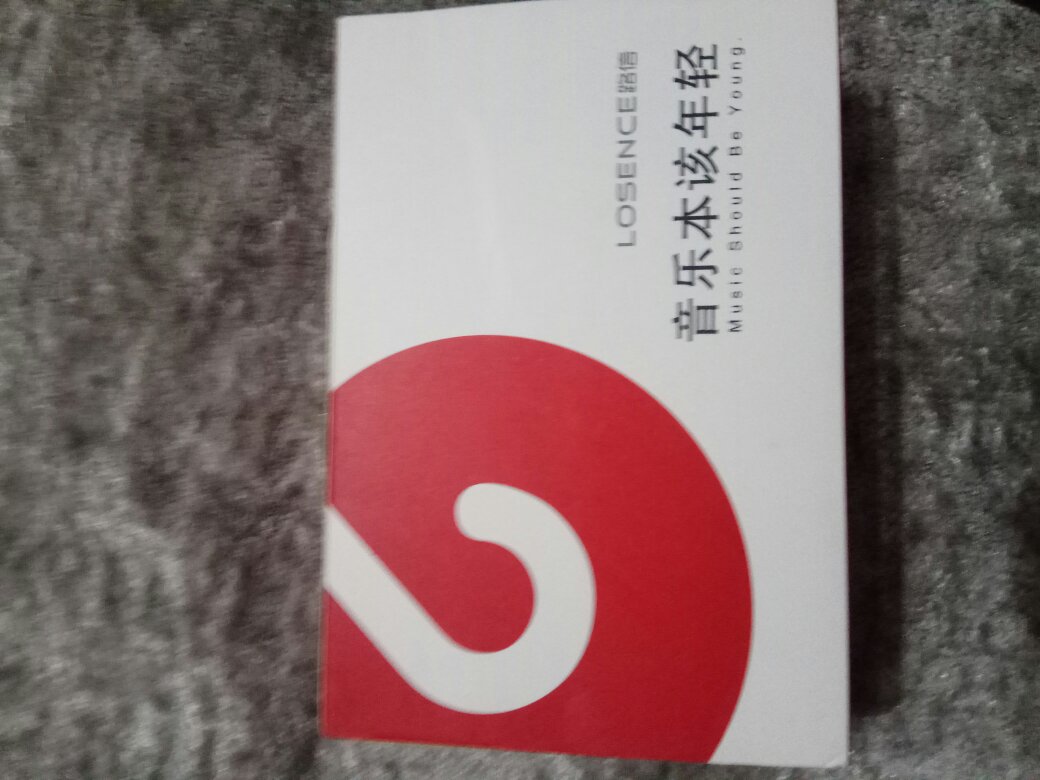 兼容性很高,一开机,我的手机就找到了。作为这个价位的蓝牙耳机,音质还可以。唯一美中不足的就是,这么小的耳机,用这么多的包装盒,感觉有些浪费。