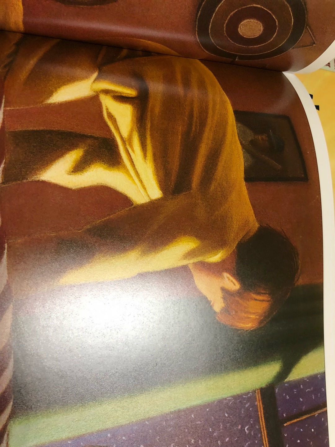 到底圣诞老人存不存在呢?故事结尾告诉我们,只有孩子才能听见圣诞老人送的银铃,大人是听不见的。告诉孩子圣诞老人存在着,也许是想尽力维护孩子的一份童真吧。