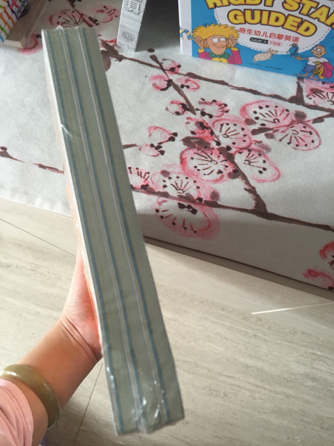 满100减50的活动相当于半价购,买了一些小孩子的幼教英语书,孩子稍微大些时候就可以教他了。一直以来图书有优惠活动都要忍不住买一些书清一清书单