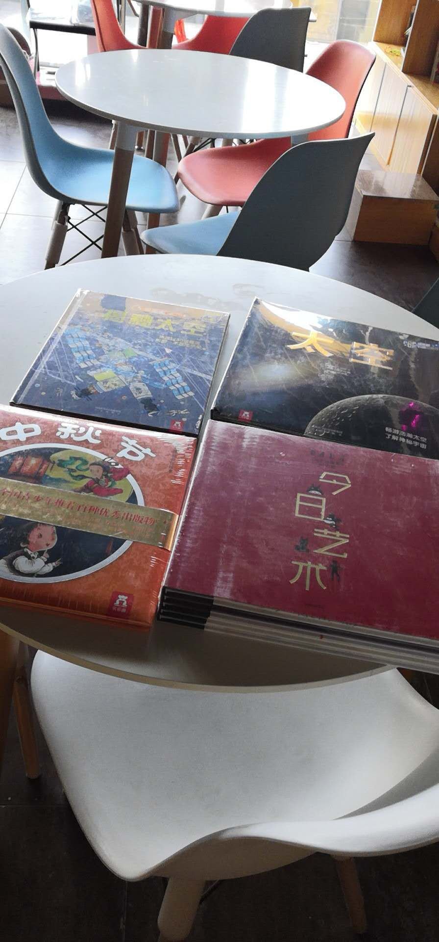 书挺好的,没什么味道,色彩和装订做工还不错看起来也挺精致,孩子很喜欢,运输过程中包装没有损坏了,中秋节前挺贵的,等到现在,入手价位不算地板价,但是还算性价比合适