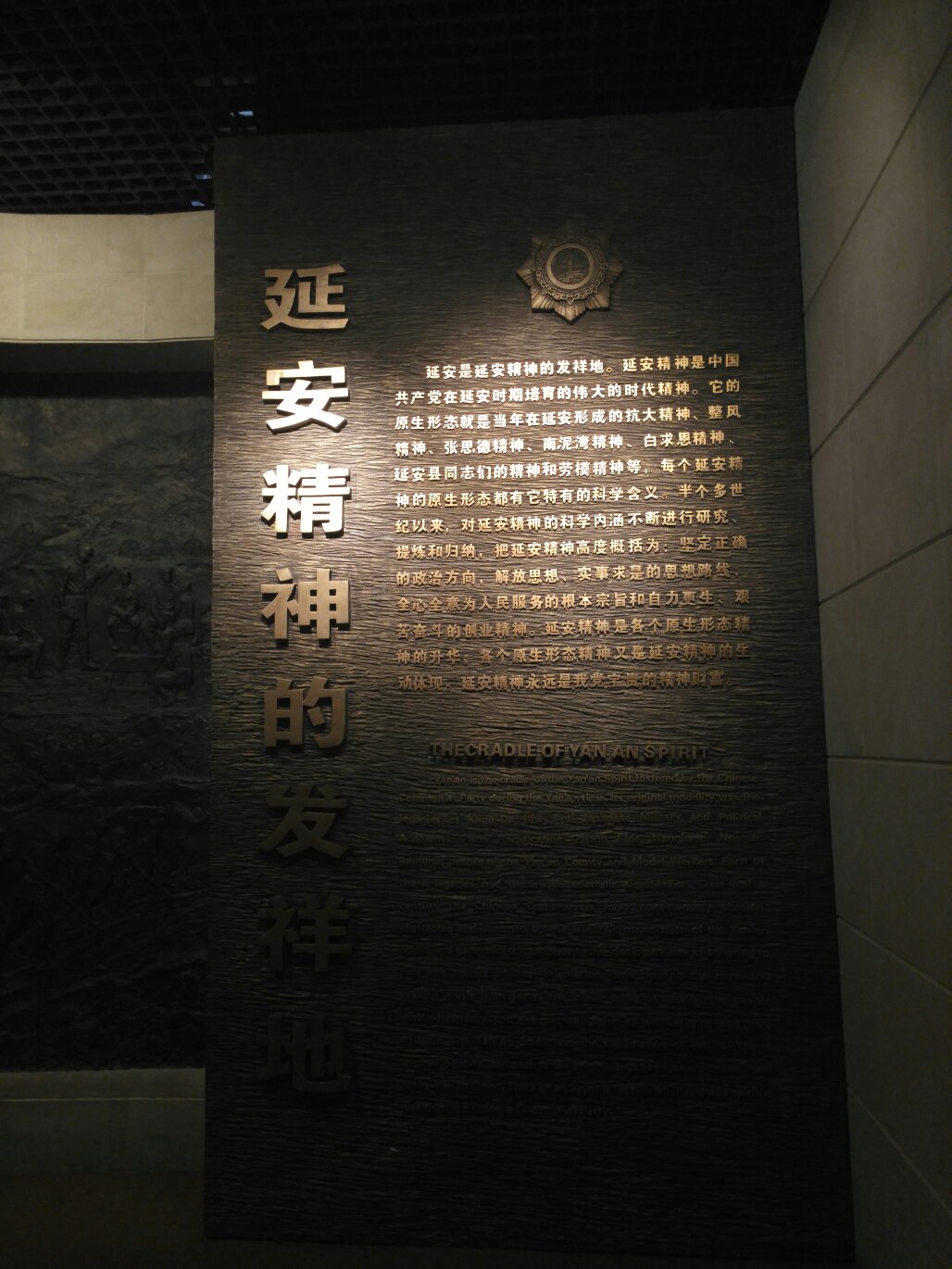 不错的书呀。樊树志先生以六十余年历史研究专业素养和八十余年的知人阅世经历,解读晚明政坛跌宕起伏的人事更迭、朝政纷纭;用大众写作笔法,浅白流畅讲述发人深省的历史故事,可读性与思想性俱强。通过诸多细节对话和场景还原,立体呈现了万历皇帝复杂的内心世界,及东林士人在传统儒家治国平天下的道德信念与阉党横行、颠倒黑白的现实世界中的思想挣扎。