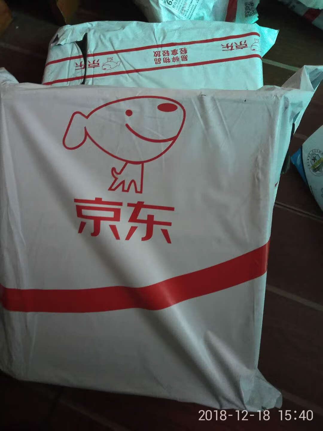 物流这么给力,包装完美!大大的一袋子,满满的爱!我是第无数次购买,以前都是在书店买贵还不方便,都打开看了绝对正品,正好以前的用完了,这速度一流!