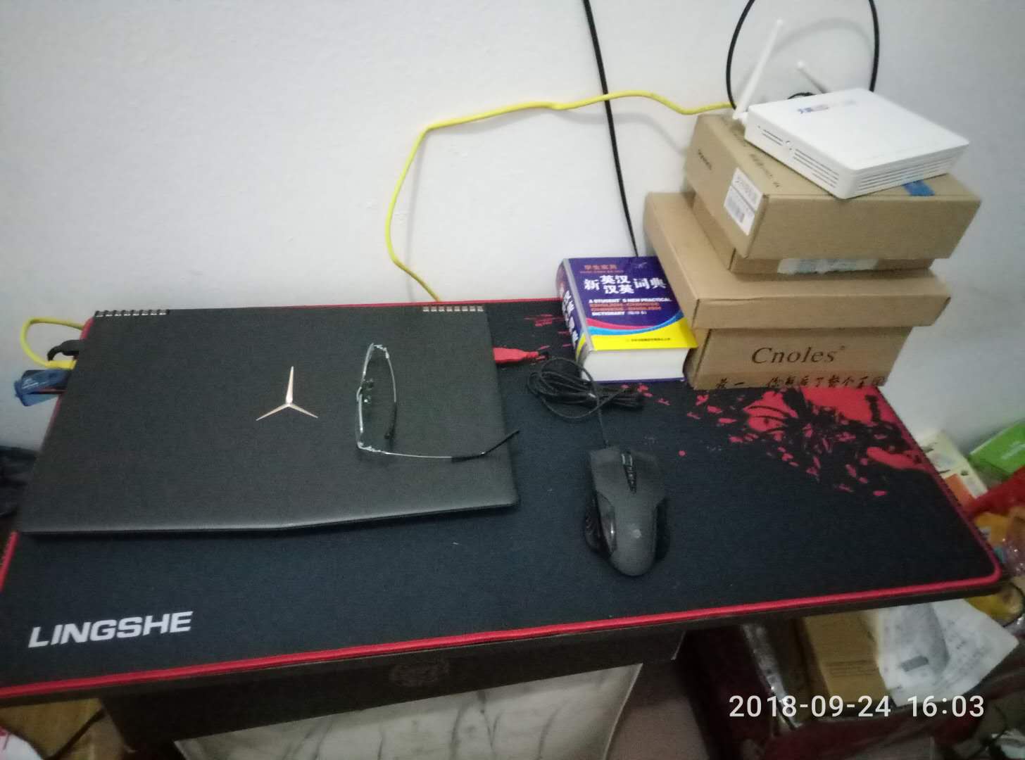 第一个桌脚钢管有很重痕迹,联系客服:“能用就用”,我要求寄瓶漆过来自己修下,客服:“没有”;换一个后痕迹在不是很显眼的地方,看图;送的螺丝刀打滑,还好自己有,螺丝多两个;靠墙有缝,顶管在后面,前面要小心,不能重压!焊接很糟糕,都不平,自己平时就有接触焊工!
