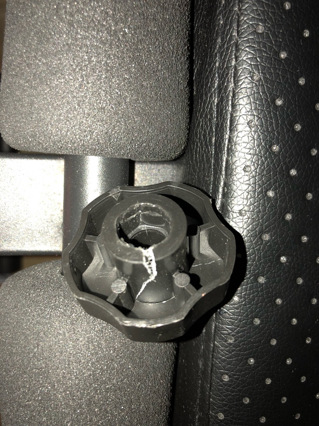 质量很一般,紧固件居然可以轻松拔出!!建议还是加点钱买更好的吧。最惨的是快递来到就是破的,而且快递小哥不停按门铃催速真心差评。
