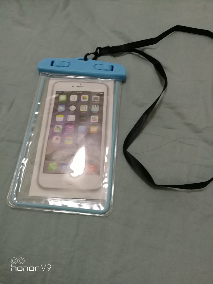 防水的手机套套。作用很大,用上它就不用担心手机?被水打湿了,个人喜欢
