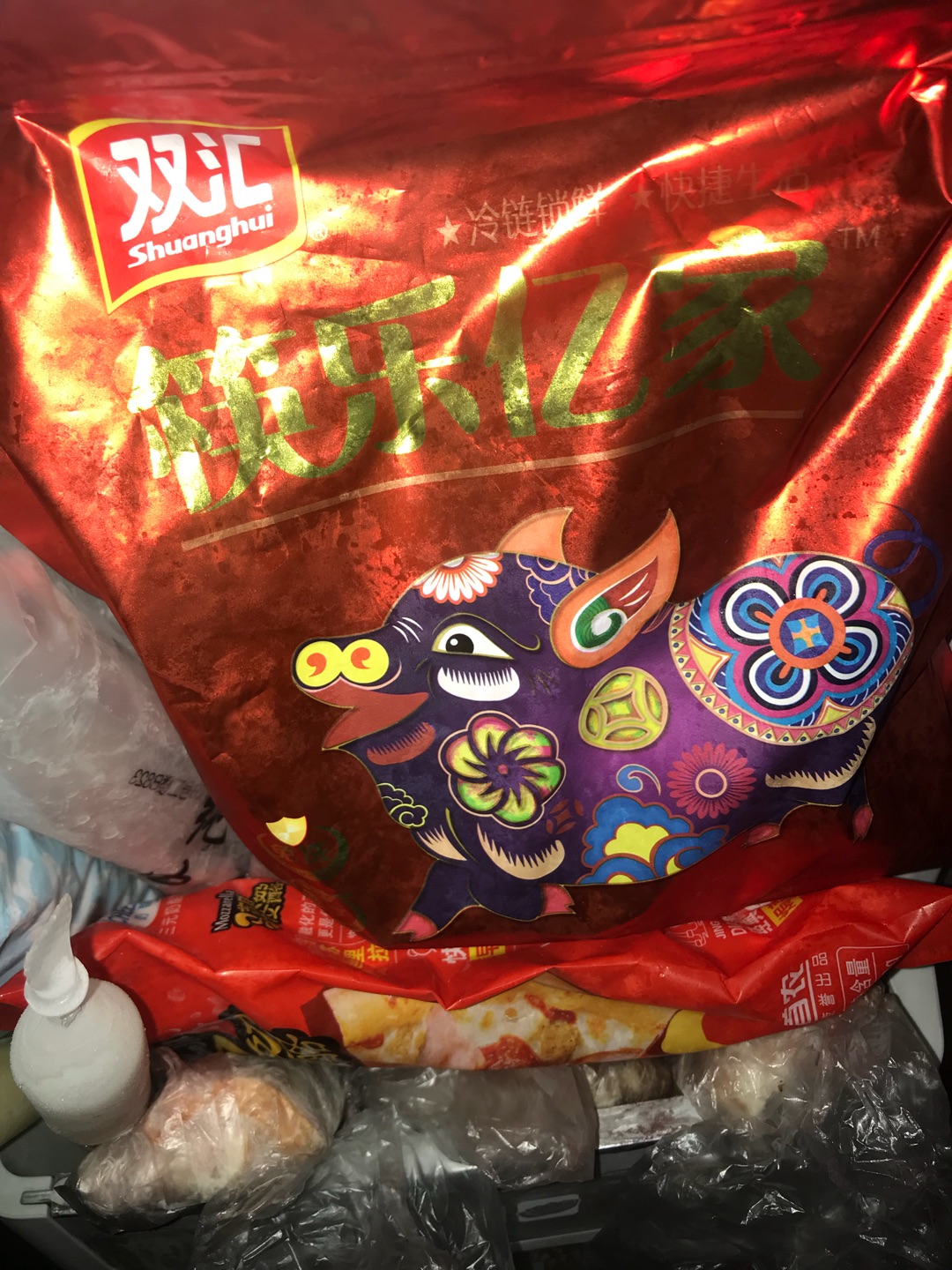 鸡翅和鸡翅根都是家里常备的,大人小孩都爱。红烧油煎都好吃。排骨可以烧汤也可以红烧。鱼丸,墨鱼丸什么的可以烧个汤,比较节约时间。包子和面包是买来给儿子当早饭吃的。每个月都要从买生鲜,夫妻俩又要上班又要自己带孩子,平时忙比较少去超市。