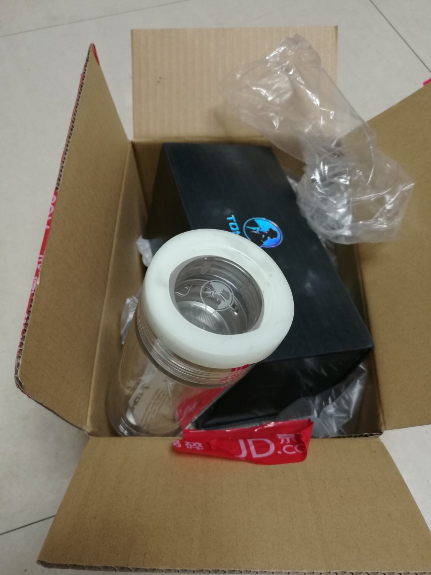 质量不错的玻璃杯,盖子透明的。比较重。