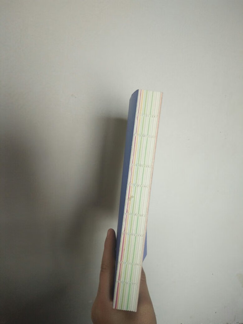挺好的,外皮可以拆开,里面纸质都不错,看了一下内部侧面,一开始还怀疑会不会容易翻烂,但是拽了一下发现是我多虑了?有图有字有书签,在网上看了一部分之后才舍得买,好评