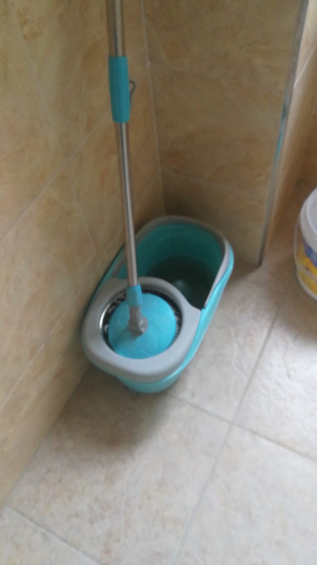 赠了好几个拖把头,用起来蛮不错,物有所值。