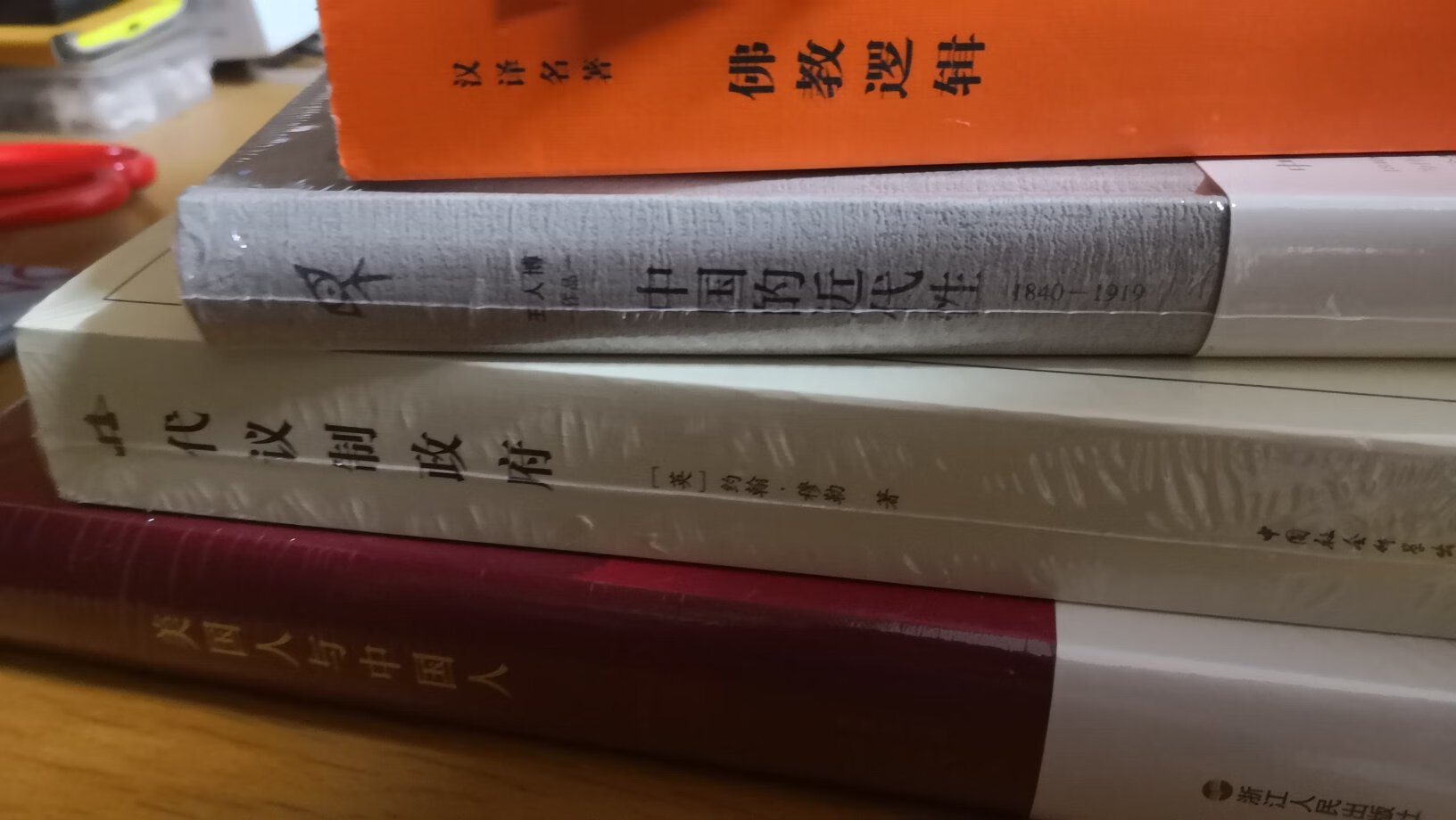 我不读书,我只是书籍的搬运工,留着其实也是为了读书,只是现在读的少,就这么读书吧,如果不读那就以后做投资也是可以的,当然这些书都很经典,估计以后会绝版所以就先买着了以后再读。