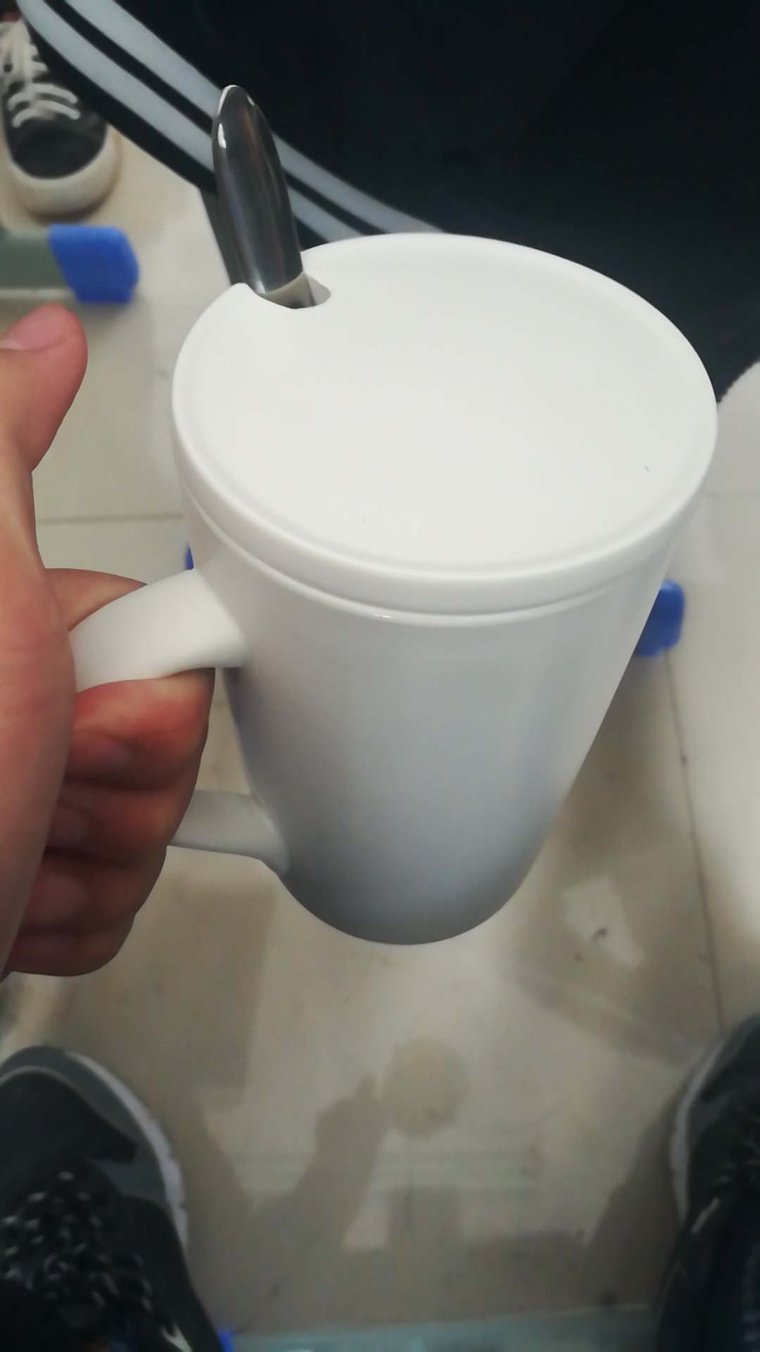 杯子很好看,是瓷的,用来喝牛奶正合适。