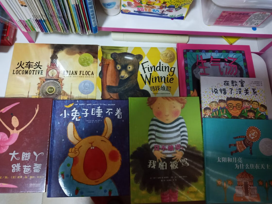 一本好绘本,不但题材要吸引孩子,而且图画要适合孩子,更重要的是,还要具备教育意义。这本《长颈鹿不会跳舞》就是要告诉小朋友,就算有时候你不能像大家一样做某些事情,也没关系,你可以用自己的方法来做这些事情,你会做得跟大家一样好,甚至更好。长颈鹿杰拉德的脚生来弯曲,因此他不像别的动物那样生来就会跳舞,但是在蟋蟀的点拨下,他用心体会大自然的美妙,用心感受大自然的乐曲,从而找到了适合自己的舞步和节拍,跳出了令所有动物都惊羡不已的舞蹈。