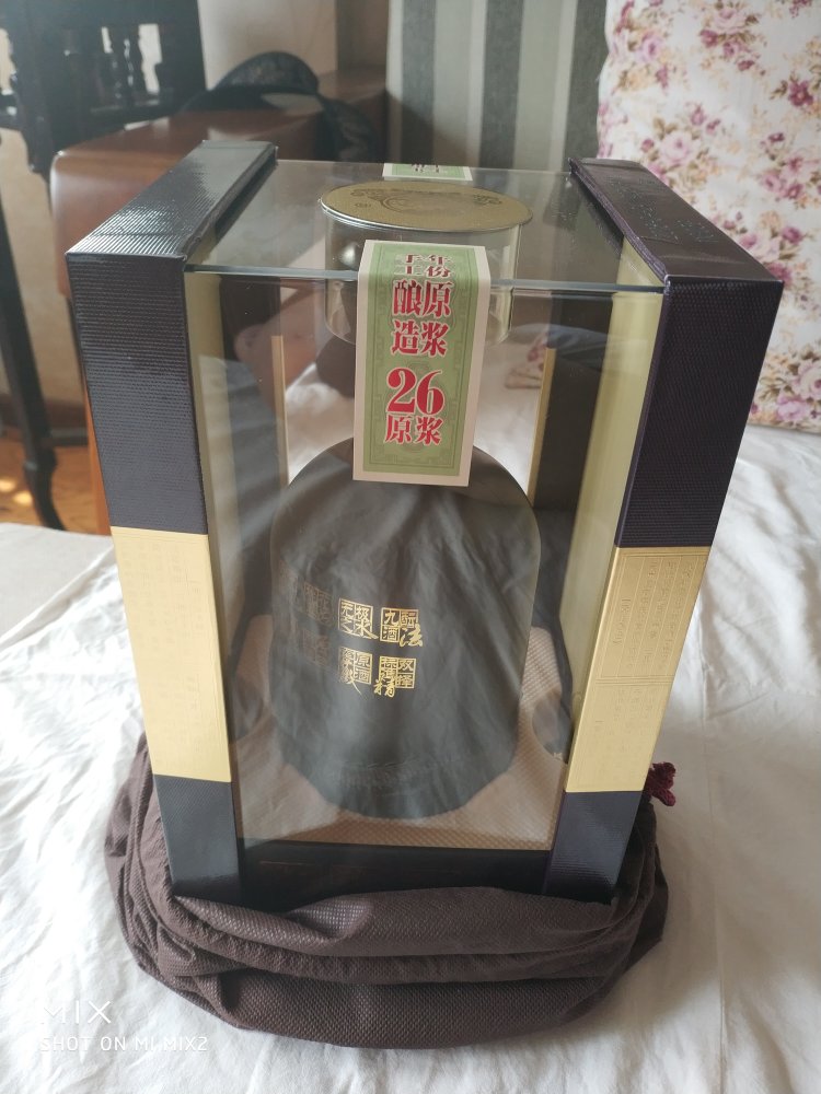 高端大气,摆柜漂亮,酒质肯定也是没话讲,就是固定不好,瓶子在里面动了,瓶身歪了,影响美观。