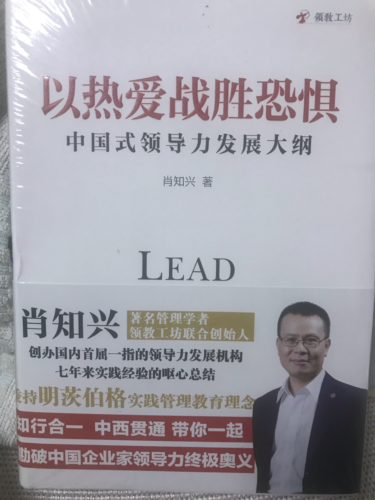 手表购于2018-11-01,出现问题时间为2019-01-07。其中2019-01-03至2019-01-07期间未使用,一直放在桌子上,所以因为四天未使用,机械手表因未上玄然后不走了(正常现象)。7号我带手上发现没走就上玄了,然后表走了,因为时间错了所以到公司后就校准了手表时间,然后就一盏茶的时间再看就不走了,上玄也没用。我怀疑是因为校准时间导致机芯出问题,但表肯定是可以校准时间的,如果校准时间都能出问题,那这表的意义何在???然后卖家给出的检验报告为因为外力作用导致机芯钻碎,无磕伤!客服非说是我磕碰导致的,连报告都没说磕碰她非说是磕碰。让我付费900维修。还有一点,此表是自营,检测机构为一家第三方检测机构,非天梭售后。目前我怀疑产品存在质量问题,甚至可能是假货。经过手表的事件,粉转黑,售后太不专业了,质量存在问题还不讲理。简直是不讲理!大家不要在上买手表,说的就是天梭,买了到最后还是自己倒霉,没处说理。自己是两个钻石号,买了几十万的东西了,以后不会考虑在上买贵重物品了。坑货。
