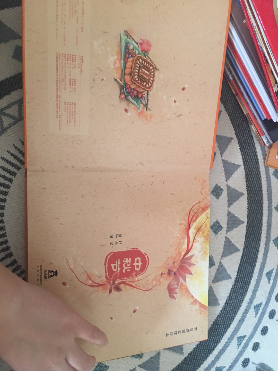 书上向孩子们介绍了中国传统节日的由来和习俗,丰富传统文化知识的同时,立体页又增添了许多趣味性。读完书还可以和宝宝一起做节日特色美食。非常有趣