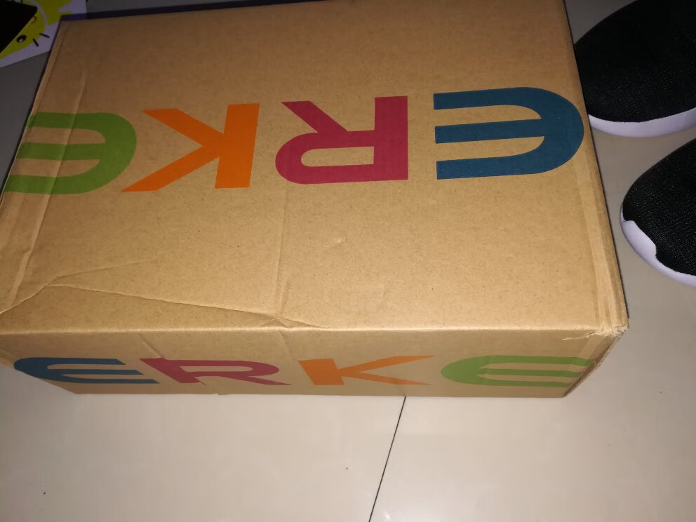 性价比高,物流很快那个就甭提了,?一个。鞋子网面有点厚,但包裹性强,这个因人而异吧。鞋底狠厚实,有弹性,舒服,舒适。最后说一句,这个鞋,我买了三双了!