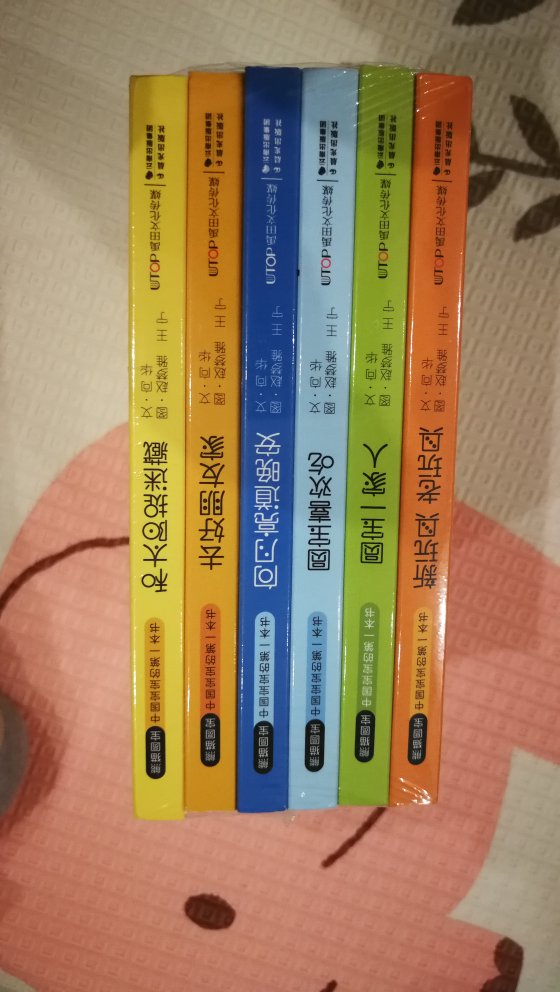 一直想买这样一套书,颜色鲜艳,纸张质量非常不错,圆边不会划伤小宝宝,我家宝宝看到封皮就很开心,希望宝宝以后可以像熊猫元宝一样开开心心的每一天