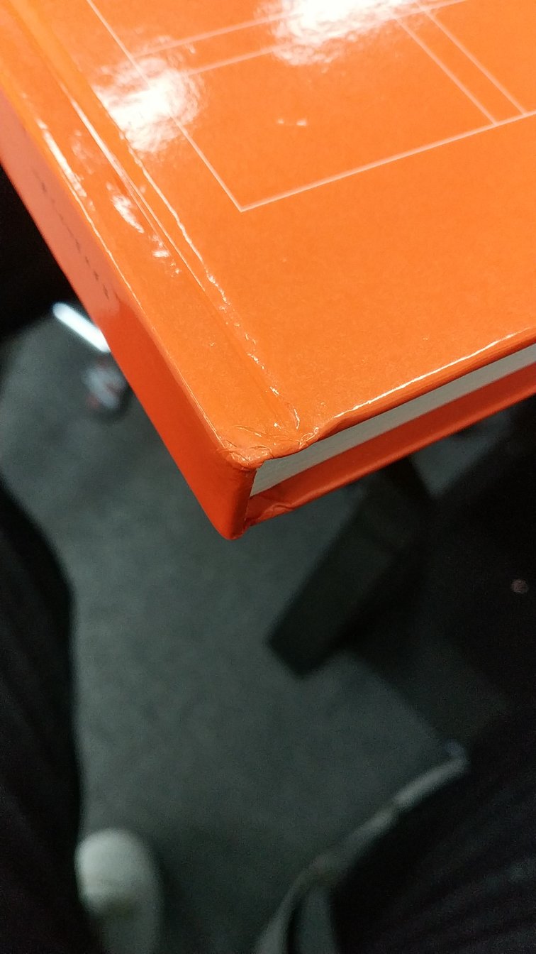 其实也就是一点点,但是对于书本,不管它值多少钱,就是拿到手看见有瑕疵破损,心里都会很不舒服还是比较希望能换个纸盒包装,如果说成本上去了,那么这本书贵上个三块五块都是可以接受的