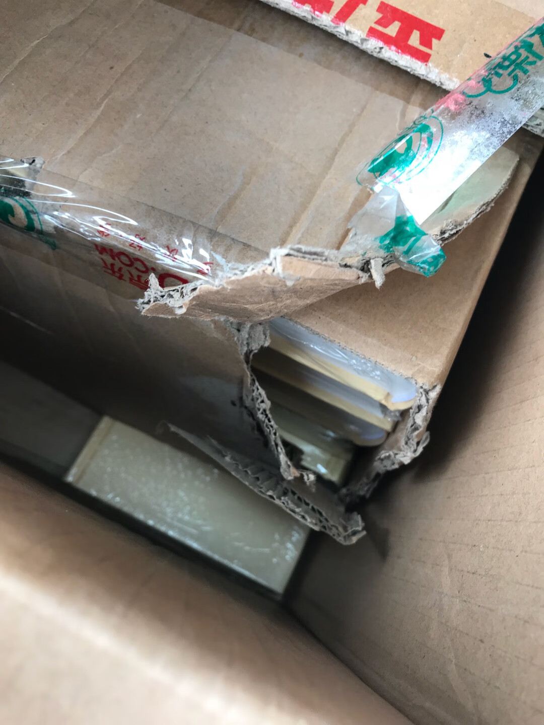 资治通鉴这是我国最伟大的两部两部两部书籍之一,一部14G E不是资治通鉴,这是通鉴记录了我国长达600多年的历史,嗯,看历史苹果机可以可以丰富。阅历找打见识啊,提高个人素质。唯一不足的是嗯,唯一不足的是包装箱货了,其他都好唯一的,是包粟的箱子,嗯好了回来了,但是没有影响到里面的书。