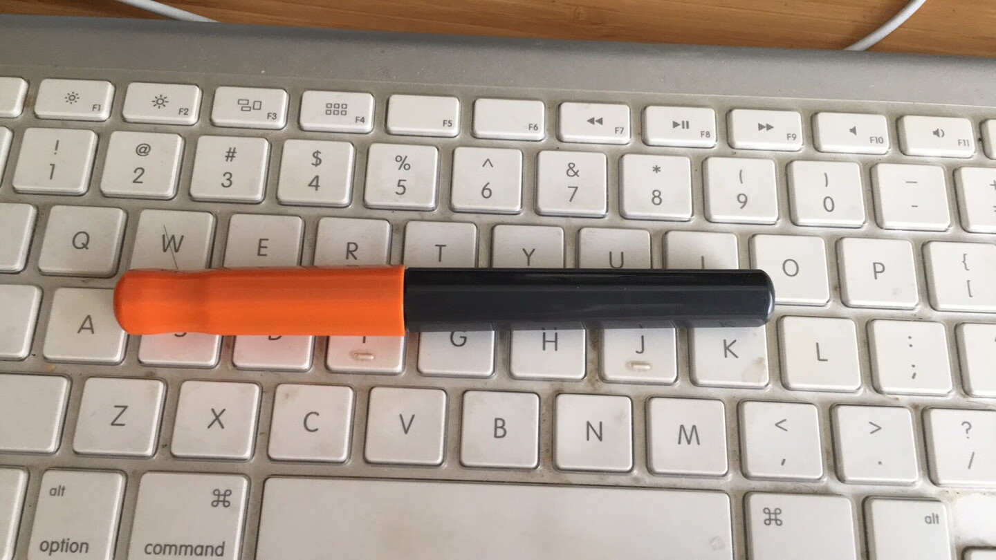 是百乐的生产的,质量如百乐的其他产品,吸墨还是比较好。