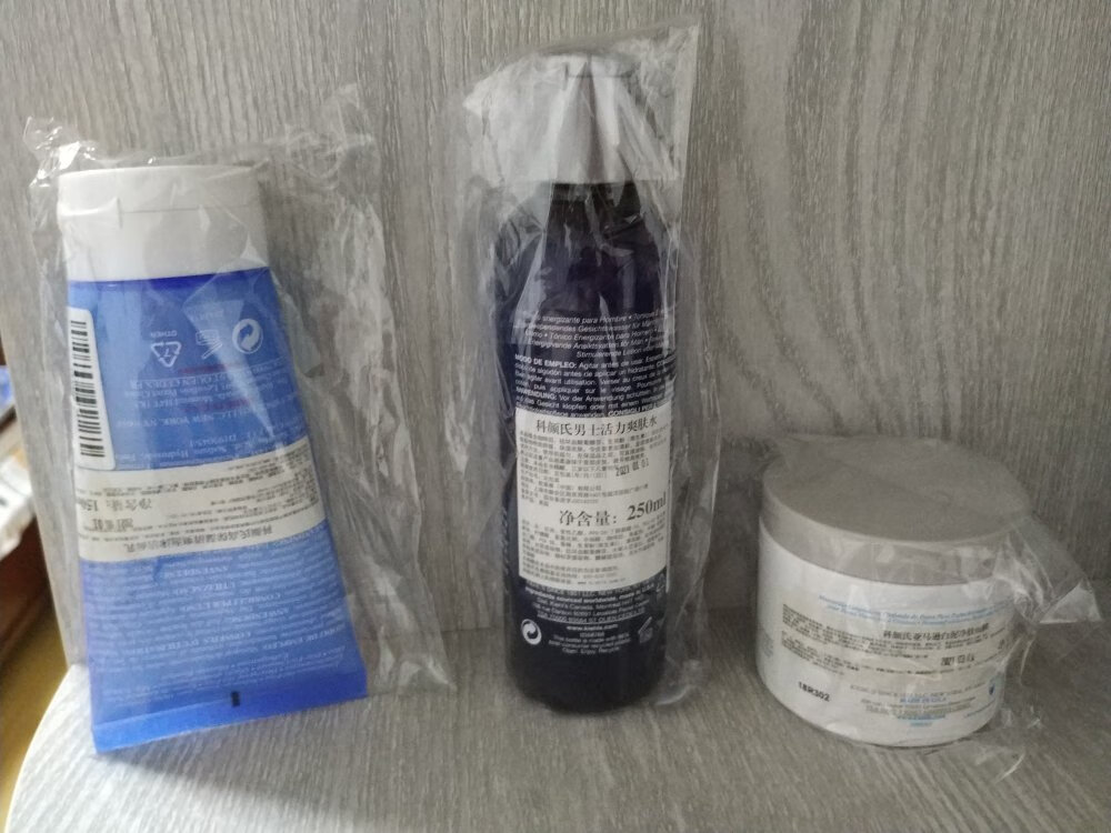 选择就是时效性,很快就到了。包装没有,就是一个袋子封着,打开后瓶内有个膜封住,瓶子没泄露很完美。白泥还要多用两次才能看出去黑头效果。