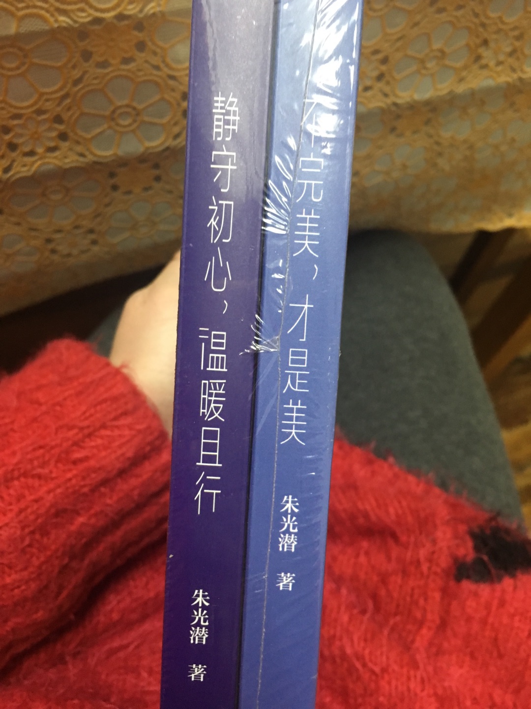 这套书 都是精选朱光潜先生具有影响力的散文名篇,里面的文章都是很耐人寻味的文字,还有配图。意境幽远,文图契合,边度美学大师的文字边感受画中的奥义,提升自己的审美格局!我很喜欢!
