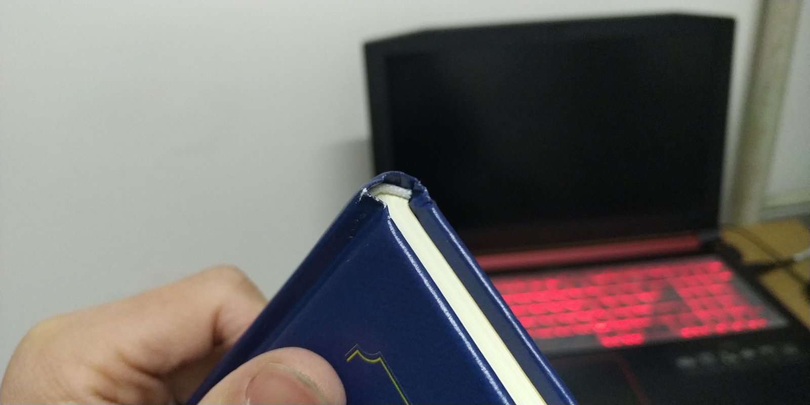 在印刷厂做过零工,这本书的做工和书皮的材料真的很一般。没有评论里说的那么好值得收藏啦吧啦吧啦……但是主体的纸质挺好的。 可以买来看看。