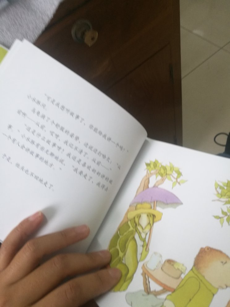 双十一买的第一单书,感觉也不是那么划算,没有很多好券了……希望jd给的力度能大一些,毕竟每年就这么一次1111……不过对挑的书还是很喜欢的哈哈哈哈哈。有些书写的很简单明了,但是会引入孩子的心灵里。獾的礼物这本写到獾脱下身体进入隧道,老母亲流泪了,不过不知道三岁孩子能不能理解。小蛇散步娃拿起来就讲,用的是好饿的小蛇的“套路”哈哈哈哈。小水豚我很喜欢,孩子们需要在家庭以外去发现家庭的意义,自古以来解释如此,我觉得可以跟做梦找宝藏那本书对比看。字这套慢慢再看,目前没把我有娃喜欢的方式进入~……还有几本科普的,希望引起娃的兴趣……