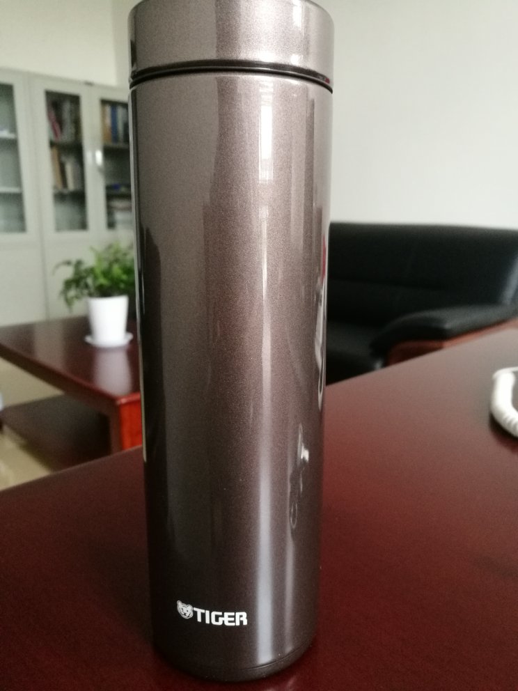 稍微有点细长,不过手握正好。保温效果很好,13点倒上热水,16点半喝依然烫嘴,到第二天8点喝,仍然是温的。