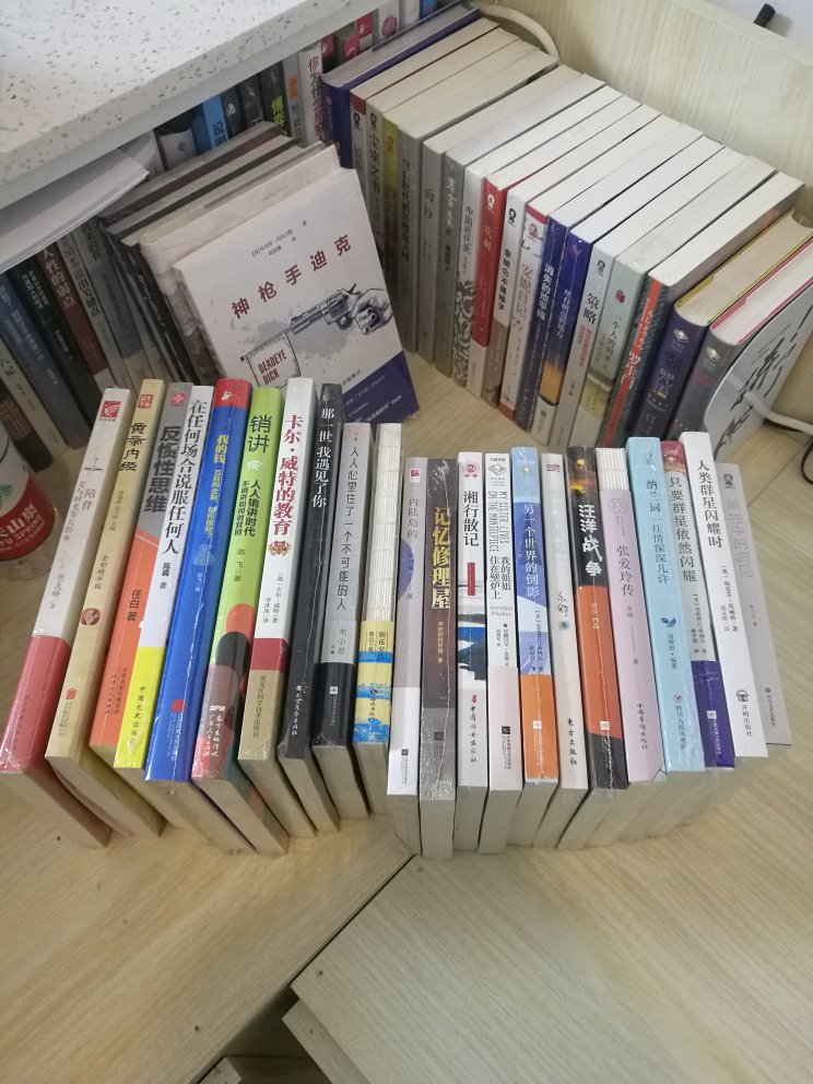 一直在买书,买了太多书了,还有没到的呢。99元10本很划算,但也要好好挑选一下,总体还好,个别几本封装不太好,总的来说不错,这本书面是硬壳封装,质量非常好,可以选购