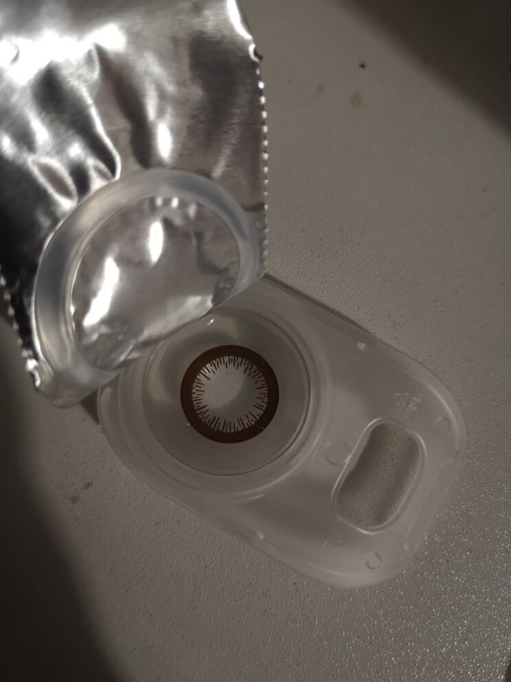 刚拿出来一个裂了一个小口不能用,打开第二个没问题,佩戴着舒适度还可以,戴了12小时也没觉得不舒服