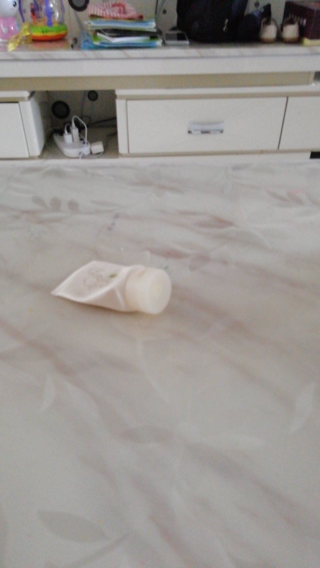 孩子一直在用这款护臀膏,气味清香,淡淡的,抹在手背上凉凉的,孩子涂上,屁股不再红,挺管用的