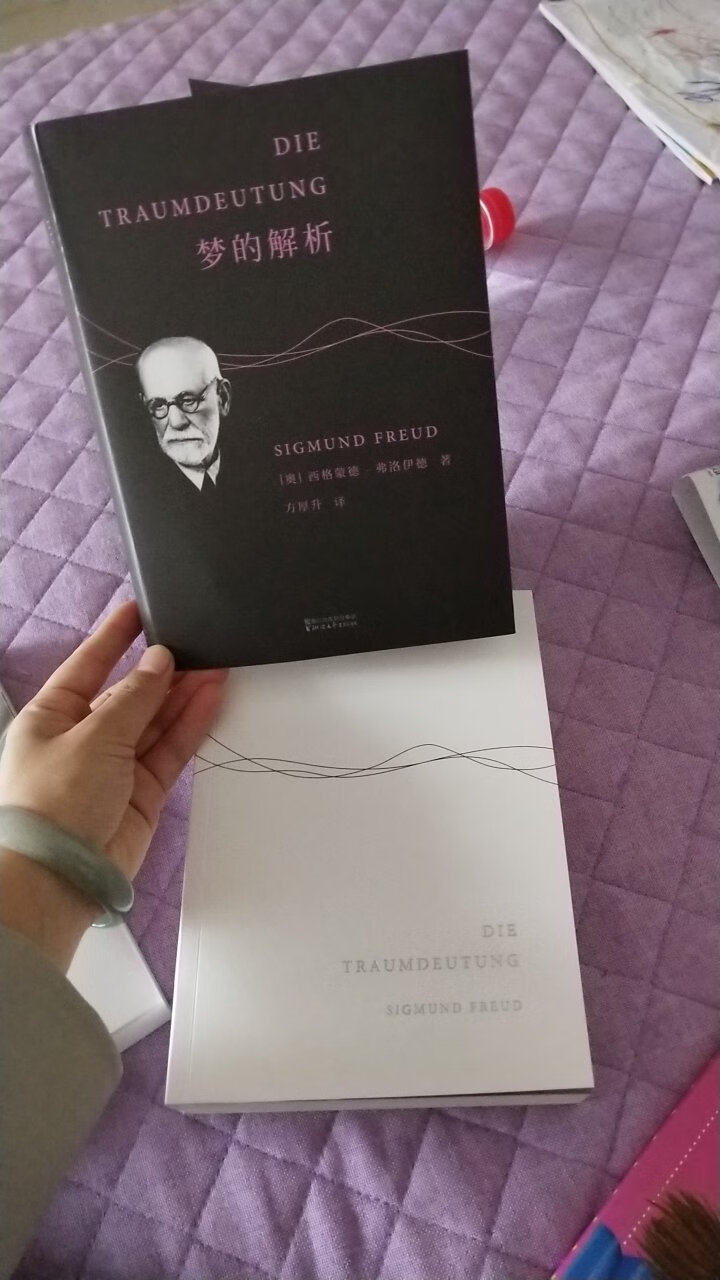 搜索的时候出来几个不同封面的,看着挑选了,也不知道是不是学校推荐的那本。为了孩子教育还是要多多学习。经常网购,总有大量的包裹要收,写评语耗费了我大量的时间和精力,所以在一段时间里,我总是不去评价或随便写写,但是又对不住那些辛苦工作的卖家,客服,仓管,老板。于是我写下一小段话给我觉得能拿到我五星好评的卖家和宝贝,以示感谢和尊敬。宝贝性价比很高,我每次都会先试用再评价,虽然宝贝不一定是最最最最好的,但是在同等价位里面绝对是表现最棒的。的配送绝对是一流的,送货速度快,配送员服务态度好,每样东西都是送货上门。希望能再接再厉,做的更大更强,提供更多更好的东西给大家,和更优质的服务。为的商品和服务点赞。