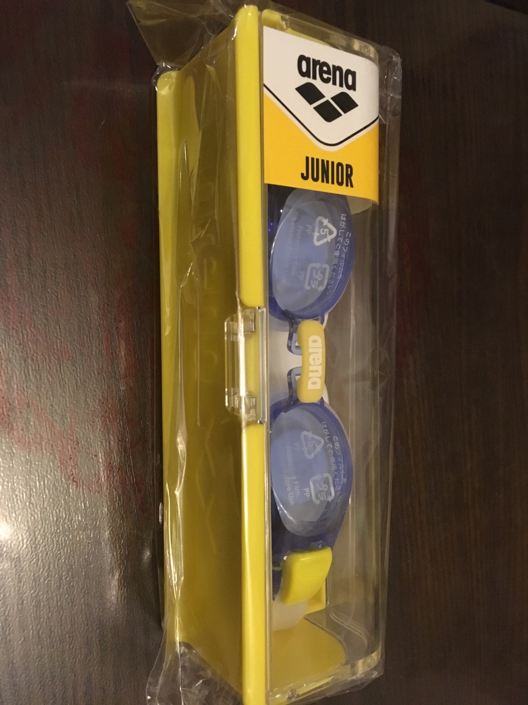 一直在用这个品牌,以前买的眼镜裤子帽子都用了好多年,质量好戴着舒服。这次乘着搞活动给孩子买了一副,孩子也很喜欢。