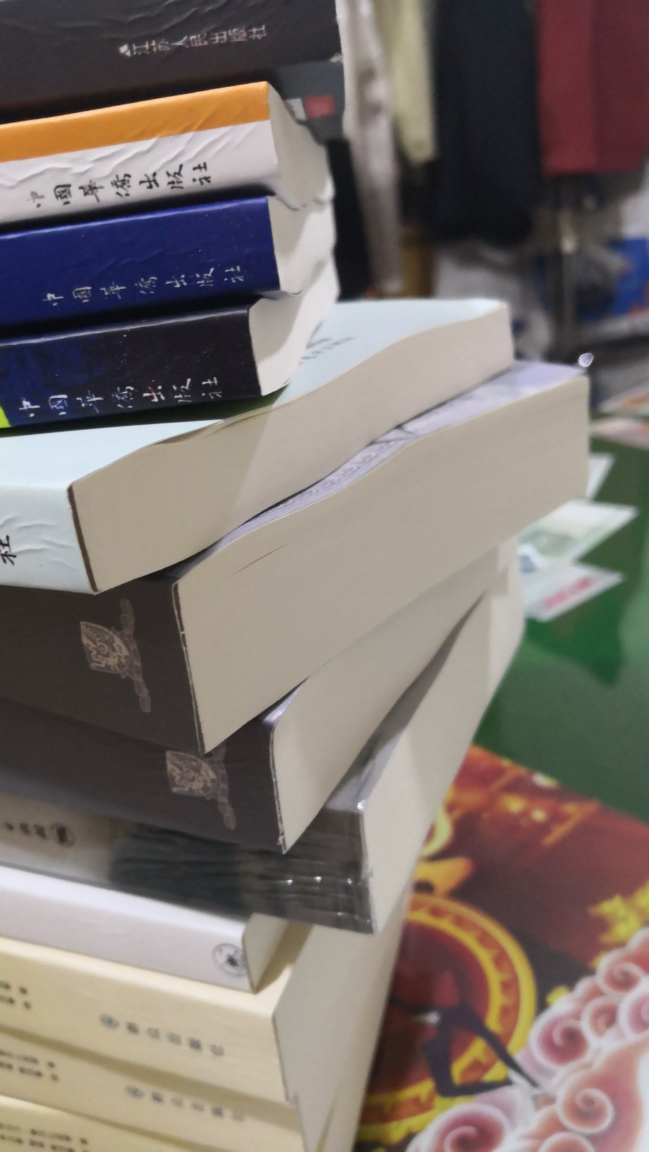 我不读书,我只是书籍的搬运工,留着其实也是为了读书,只是现在读的少,就这么读书吧,如果不读那就以后做投资也是可以的,当然这些书都很经典,估计以后会绝版所以就先买着了以后再读。