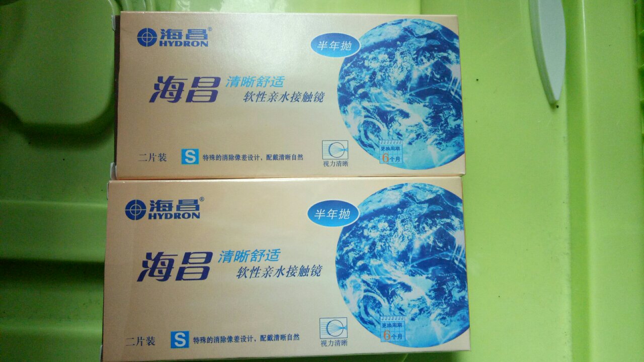 因本人的左右眼镜度数不一样,所以买了两盒同款,但度数不一样的镜片,收到后拆开发现一对500度的镜片是透明无色的,另外一对525度镜片是程水蓝色的,为此联系了客服,客服说这是正常的为了方便认出所以会有另外颜色区分,呵呵……其实我不知道客服说的话是否可信,就发表了此评论。