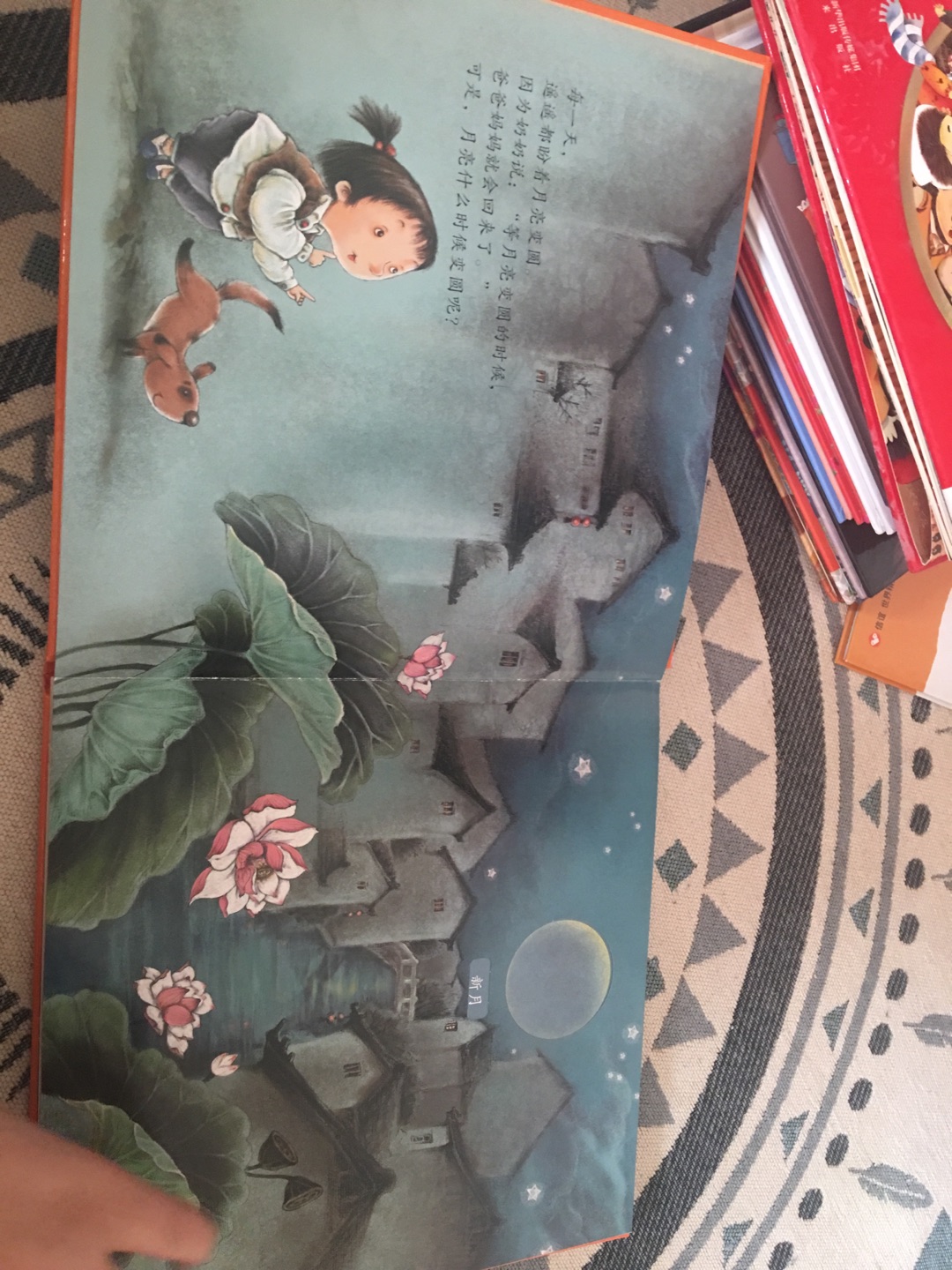 书上向孩子们介绍了中国传统节日的由来和习俗,丰富传统文化知识的同时,立体页又增添了许多趣味性。读完书还可以和宝宝一起做节日特色美食。非常有趣