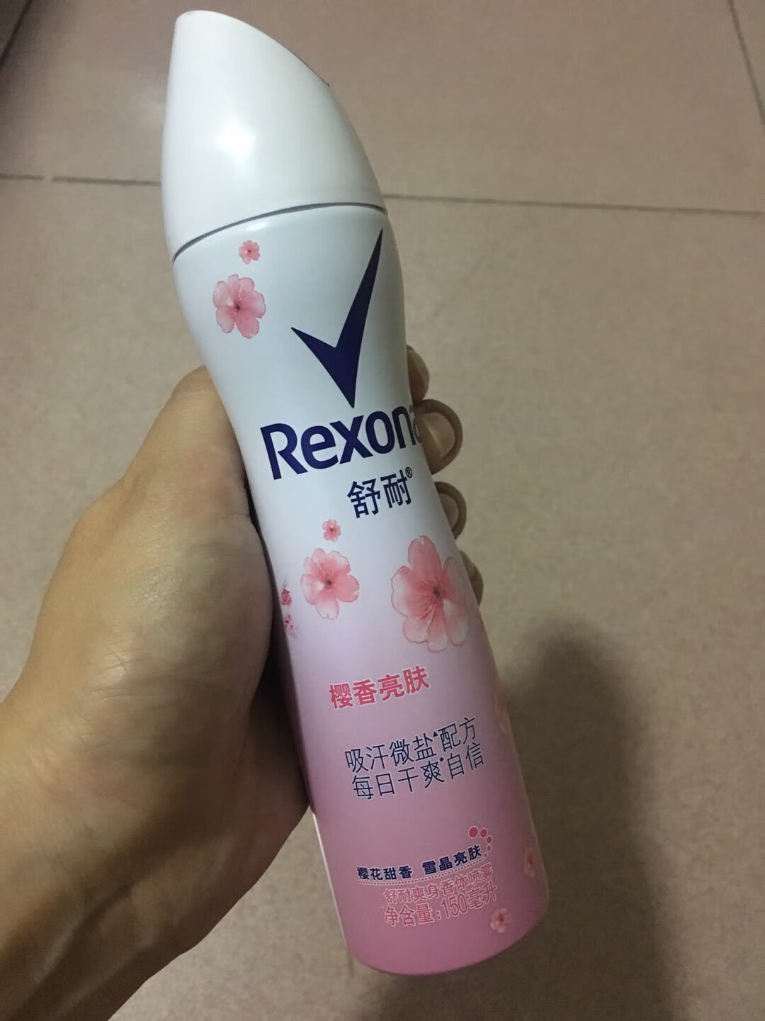 趁活动便宜又囤了三瓶 比超市便宜多了 反正也是要用的 收到货以后认真写评论是我一贯以来的习惯 都是自己用过以后的真实评价 无论有没有看都觉得自己尽到了体验官的责任 也有效避免了后来人花冤枉钱 我买东西也是很认真地看良心评论的 总觉得有跟我一样的人