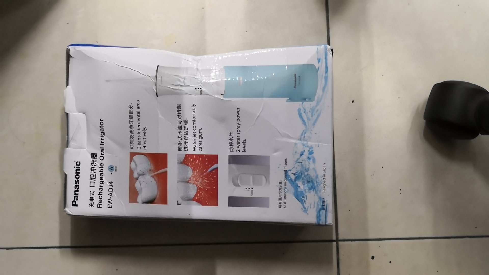包装破损,东西受到挤压。