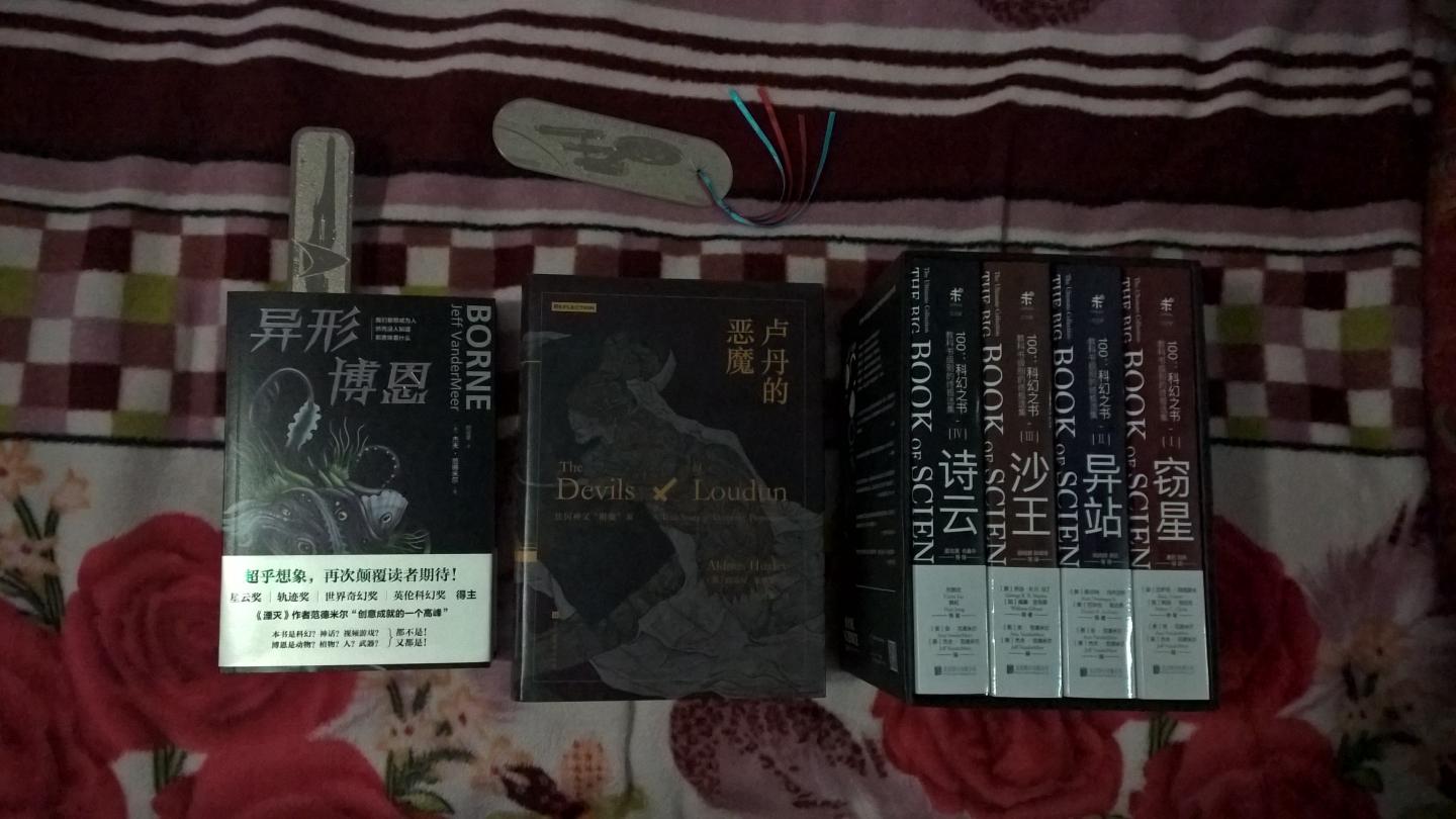 换货的书依旧有磕碰、折伤,而且边角裁切的有毛边,内页也有几页蹭黑,勉强接受吧,读完想收藏的话就差了些。故事还没有读,但是应该还不错,了解一下小说中述说的狂野蛮荒时代真实发生过的案件。