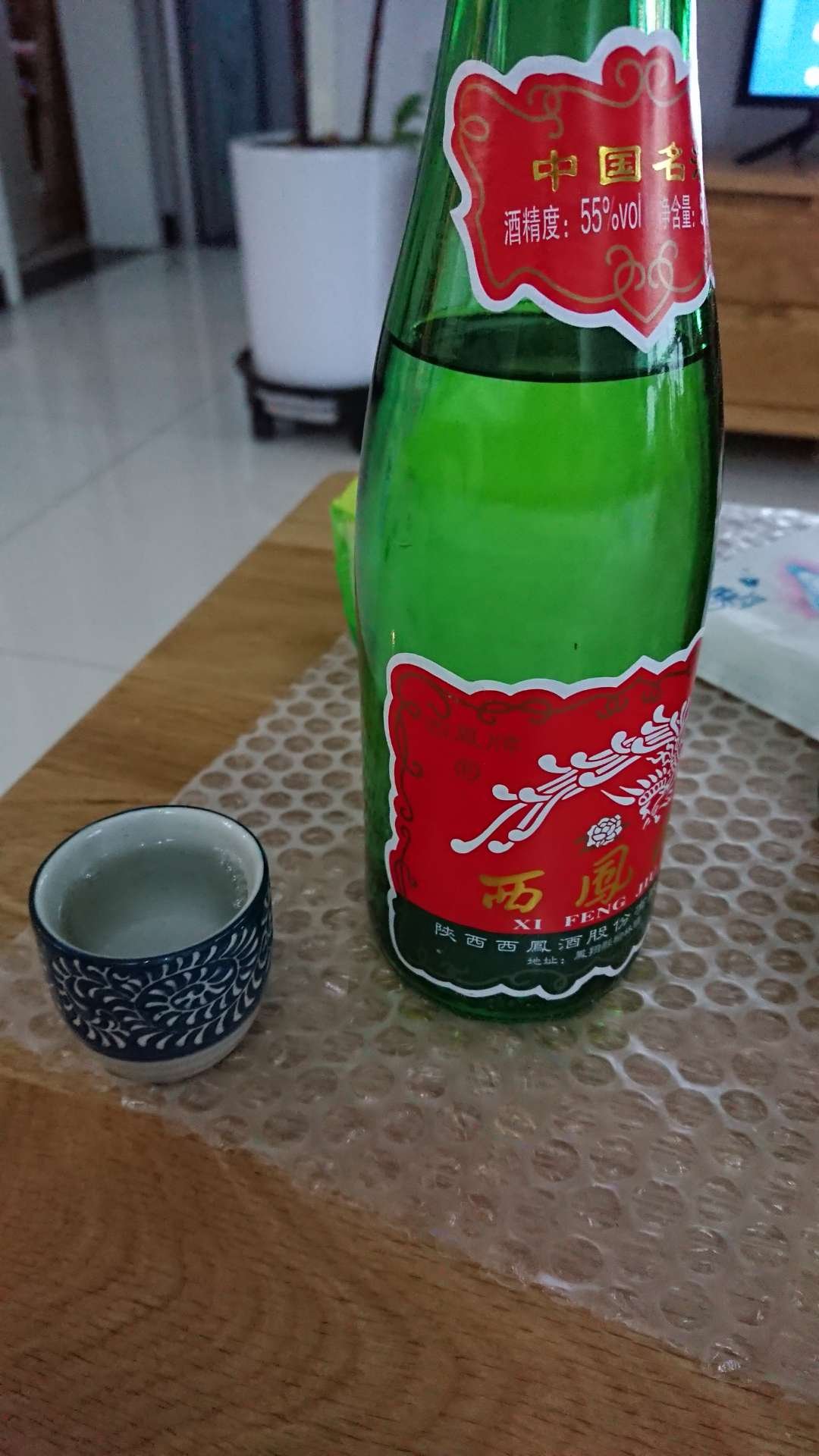 百十块一箱拿下,一年前生产的,第一次喝凤香,香味有特点,酒糟味明显,这个价格做到这个品质,是陕西对全国人民的良心!复古的玻璃瓶很有年代感