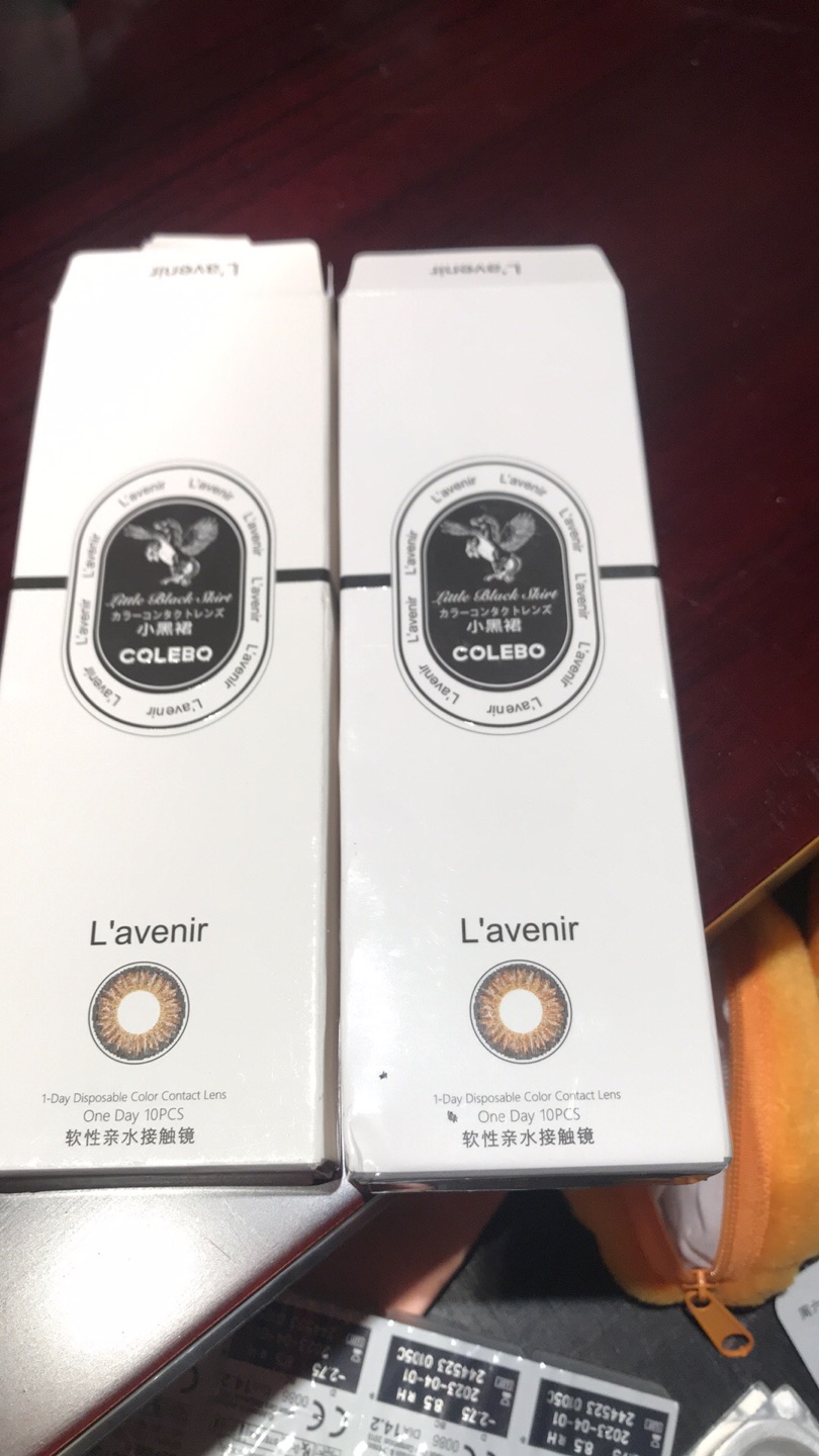 一直都戴这个隐形眼镜,非常不错呀,这个价格,很合适,比眼睛店的价格好多了,推荐大家买哦