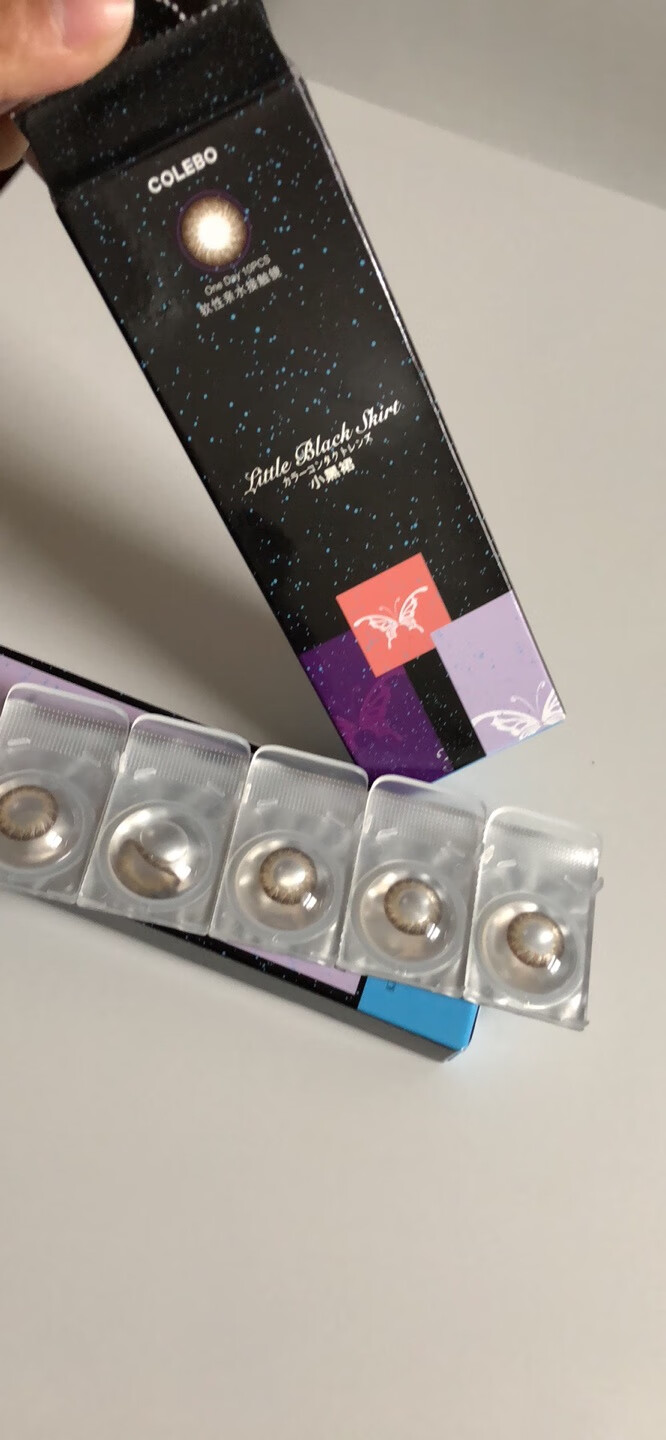 已经用了好久了才发现没评价,很保湿,戴着眼睛不干,回购最多的隐形眼镜品牌,各种色号都很美!的物流无可挑剔,活动更多一点就好啦!
