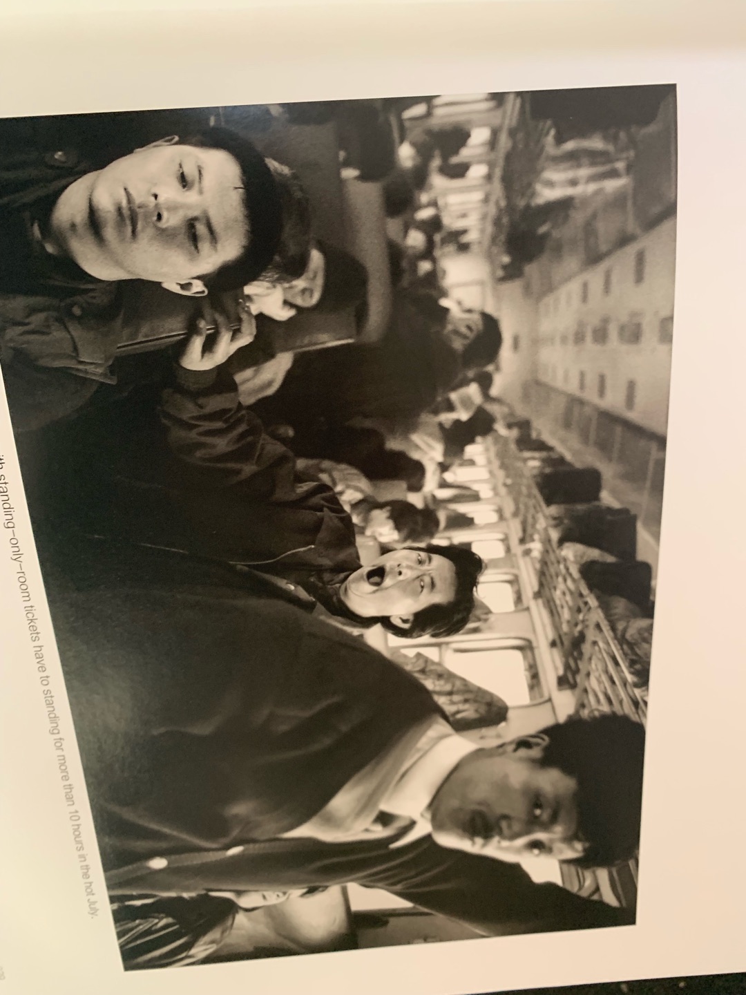 书籍还是挺不错,排版靠谱,文字解说明了,带英文翻译。。印刷靠谱,可惜里面是黑白照片,没有彩色的,记录了80年代的绿皮车到现在的高铁,有一定的纪念意义。时光匆匆,看着有感慨服务好,发货快,会接着支持