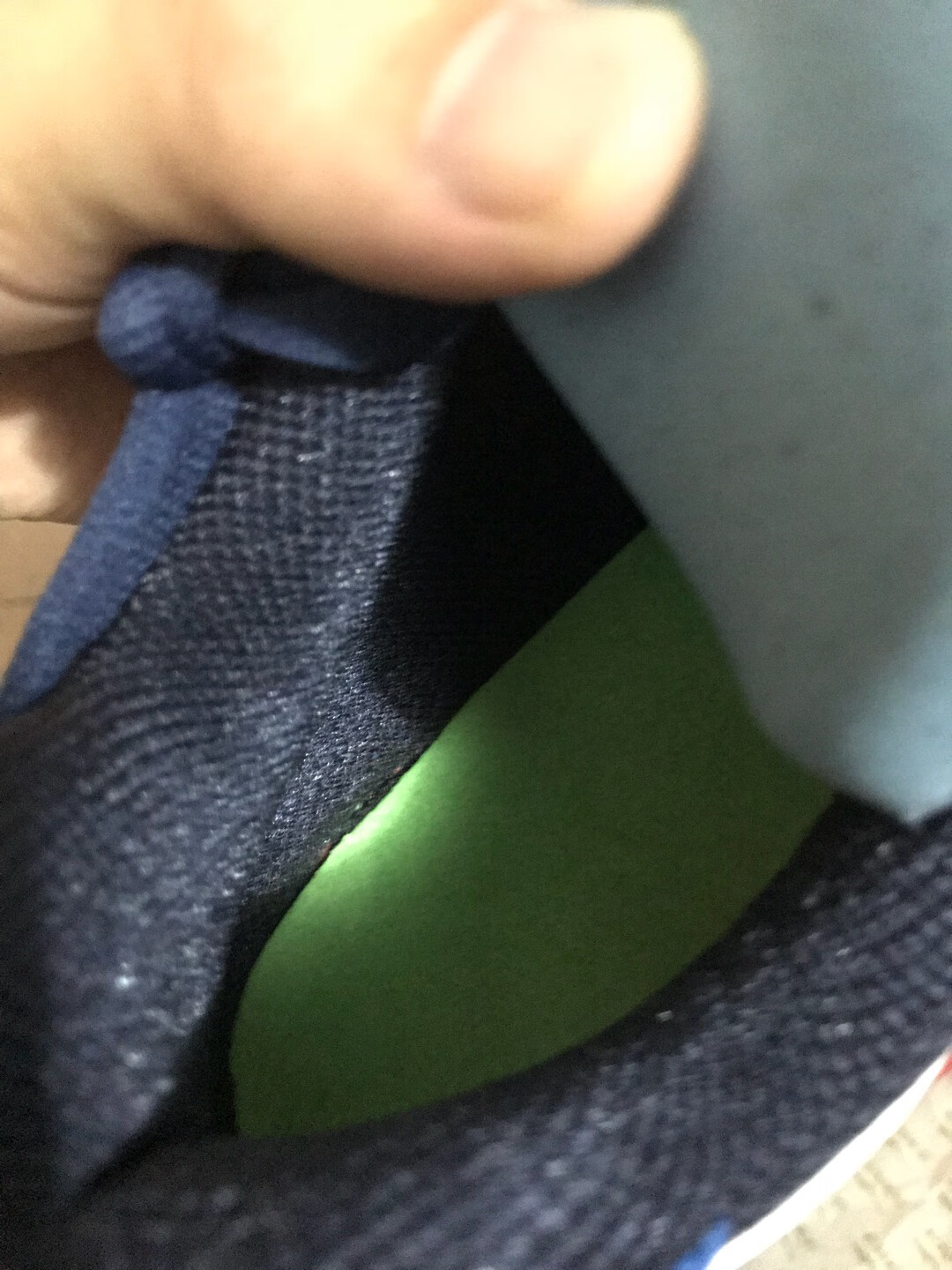 就是地摊货,还搞活动说179元!!鞋底没有缝合线,而且还有浓重的橡胶味!!(也有@货)可恶