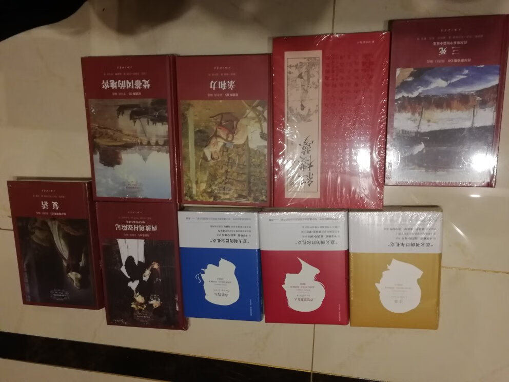 这套书今天有收到了一部分,哈哈?,就是老会缺货,好后悔昨天的一单,取消后一瞬间全部无货了,怎么能这样呢,苦笑了,难道是锻炼我的耐心,哈哈?,好吧,我会每天每个小时过来刷一次,我一点要集齐全套!!!