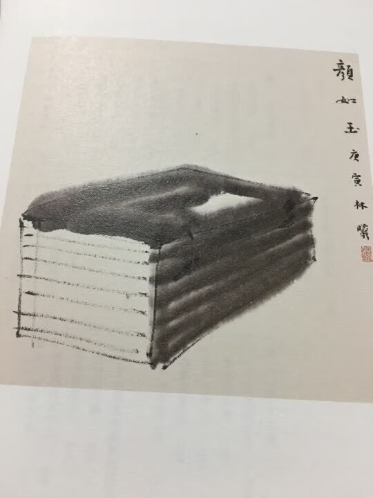 《只生欢喜不生愁》是水墨画家林曦的艺术生活随笔集,谈艺术之道,论无用之美。全书按主题分为六辑:“艺可通道”“观照世间”“得自在禅”“心安之所”“写给时间”“赤子之心”,文字轻盈、意境优雅。林曦以手艺人之道,解析艺术美育的本质内涵,分享写字的乐趣、专注的法门、心力的修炼及艺术的学习途径等;从中式文人的视角,观照当代生活的审美情趣,阐释何为“无用之美”、如何“独善其身”,探索让传统美学回归现代生活的践行方式等。爱玩是每个人的天性,但如何玩得有趣、投入,是每个人都要学习的能力。林曦,年少成名的水墨画家,也是一位手艺人、老师、设计师。天性爱玩耍的她有许多具体的爱好:静坐,读书,写字,作画,插花,闻香,抚琴,喝茶,研究中医、哲学……正因如此多元的身份、丰富的兴趣给予她内在丰沛的创作源泉,将其在艺术创作、技艺专精、中国文人传统美学、儿童美育、世间日常等方面的感悟诉诸于富有灵性、哲思的文字。以无用的美学滋养出日常丰盈的生活,告诉我们原来一个人的快乐不太需要外在的东西。